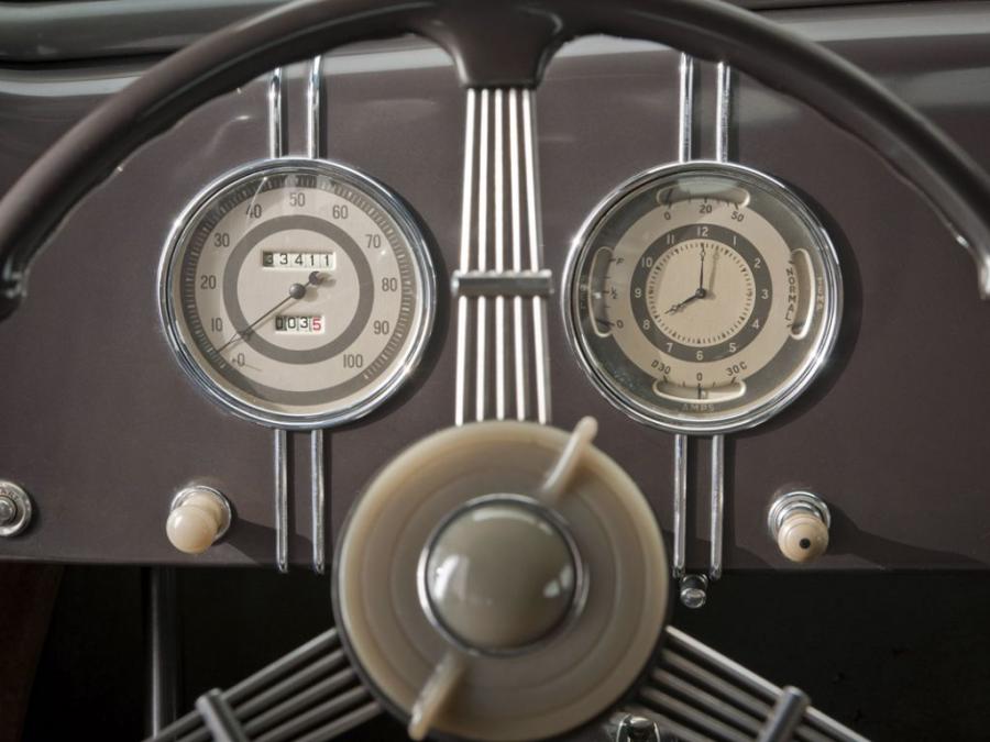 Панель приборов Lincoln Zephyr 4-Door Sedan 1936 года  (фото 8 из 9)